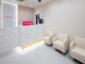 エミナルクリニック 那覇院 院内の様子 受付