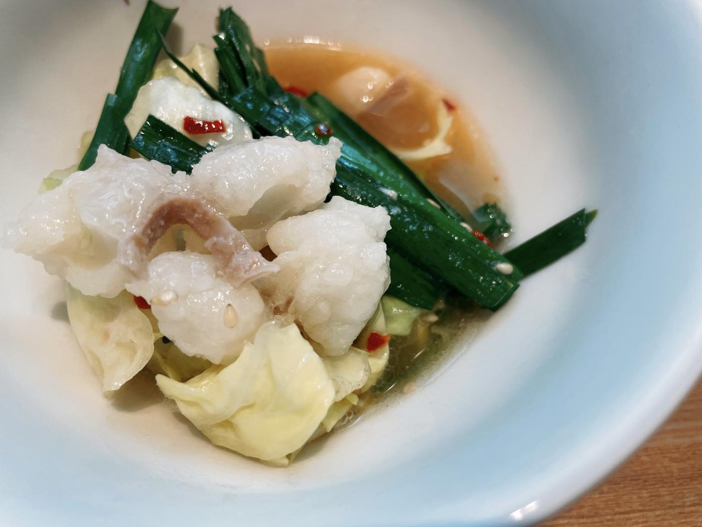 器に取り分けたもつ鍋